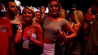 Chicas Desnudas Luchando Y Mostrando Sus Tetas En Una Fiesta De Espuma