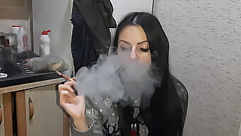 与我的恋物癖女友和另一个女孩一起吸烟和舔阴