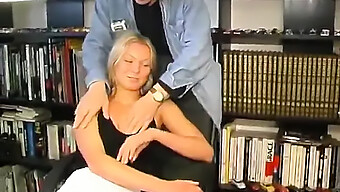 Une Femme Blonde Excite Un Homme Âgé, Ce Qui Conduit À Un Trio Et Un Sexe En Groupe