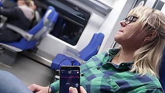 Experimentează Fiorul Masturbării Publice În Tren