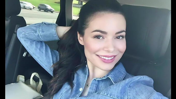 可爱的棕发女郎miranda Cosgrove在摄像机前自慰