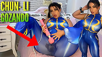 Chun Li Cosplayer Vibratörle Samimi Oluyor Ve Külotuna Boşalıyor