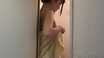 18+ Japanse Meid Sarina Kurokawa Neemt Een Hete Douche Op Camera