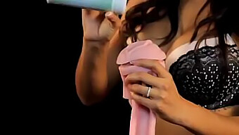 Erkunden Sie Das Vergnügen Mit Daisy Maries Fleshlight: Indischer Sexspielzeugladen