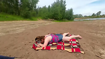 De Intense Orale Vaardigheden Van Een Russische Vrouw Op Het Strand.