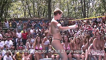 Amateur Nudisten Zeigen Ihre Körper Beim Wilden Bikini Wettbewerb