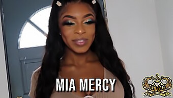 Mia Mercy, Ebony Tiener, Neemt Een Enorme Zwarte Lul En Slikt Sperma