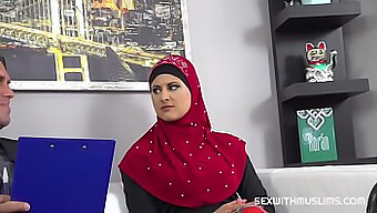 La Sexy Mujer Musulmana Hijabi Ofrece Una Experiencia Satisfactoria