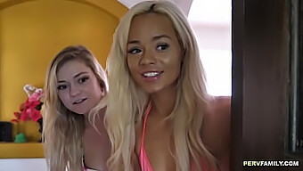 Elle A Mladý Cvok Provozují Bezzábranový Sex S Blond Milfkou.