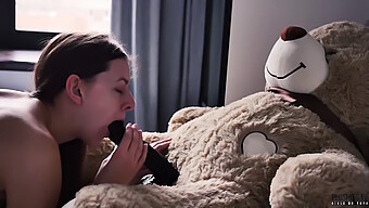 Le Scene Più Calde Del Dormitorio E I Momenti Di Masturbazione Di Stefanie Knight Su Plushies Tv