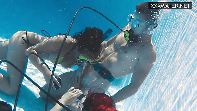 Encuentro En La Piscina Pública De Polina Con Una Pareja Bien Dotada