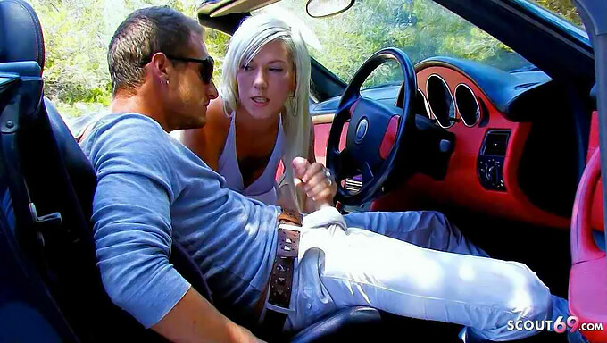 Jeune Femme Aux Gros Seins Vit Un Sexe Intense En Plein Air Dans Une Voiture