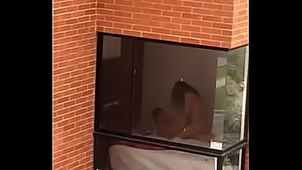 Le Moment Intime D'Un Jeune Couple Capturé Devant La Caméra