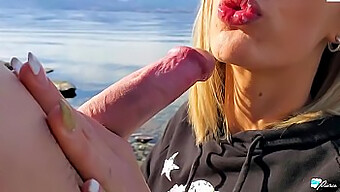 Pov-Video Av En Blond Modells Orale Og Bakfra Sex På En Offentlig Strand.