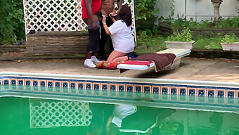 Esposa Madura Mamando Una Polla Negra Junto A La Piscina