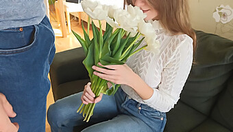 La Prima Esperienza Sessuale Di Una Giovane Donna Porta Ad Un Incontro Appassionato