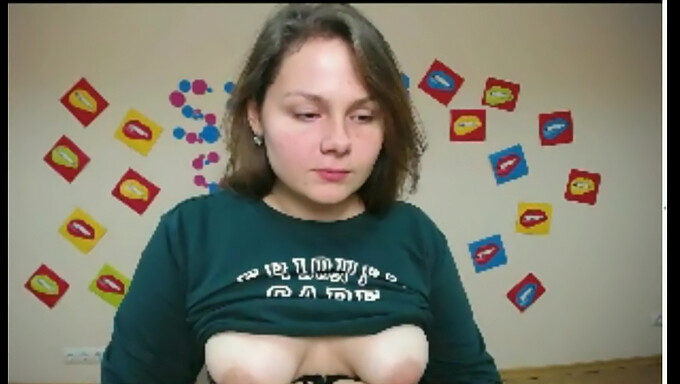 La Ukrainienne Anna Expose Ses Seins Devant La Caméra