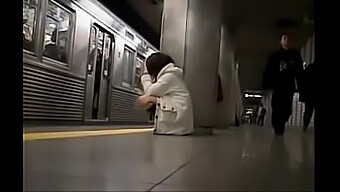 Garota Japonesa Sem Calcinha Tem Seu Cuzinho Apertado Fodido Em Um Trem