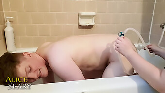 Lavement Sensuel Fait Maison De La Soumise Et Jeu Anal Sous La Douche