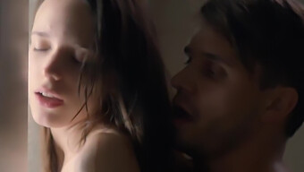 Vidéo Porno De 2013 Mettant En Vedette La Chatte Mouillée De Stacy Martin