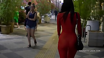 Una Milf Transparente Y Sexy Muestra Sus Atributos En Público