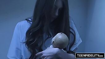 Elena Koshka Đạt Cực Khoái Và Xuất Tinh Lên Một Con Cặc Cứng Trong Video Tuổi Teen Trung Thành Này