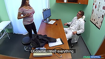 Video Pov Cu Doctori Și Asistente Care Se Angajează Într-Un Comportament Neadecvat Cu Pacienții Într-Un Cadru Spitalicesc Simulat