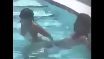 Espía A Una Pareja Poniéndose Caliente Junto A La Piscina En Bikini