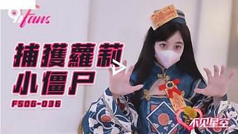 年轻的亚洲cosplayer经历了粗暴的性爱和面部射精