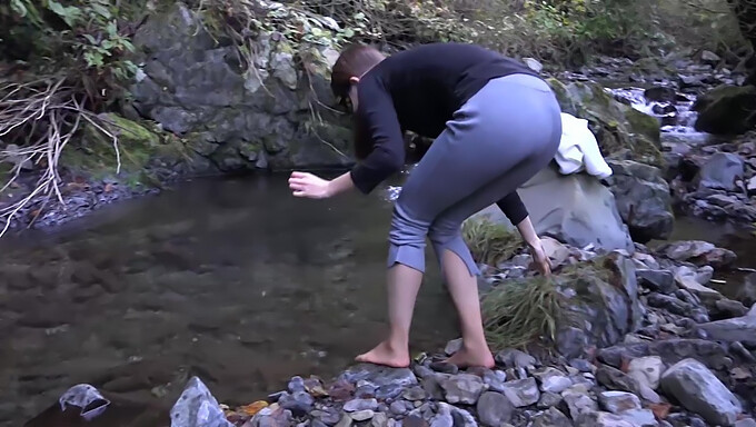 Studente Studentes Rillende Buitenavontuur In Een Ijskoude Rivier