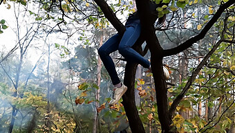 Belleza Morena Se Entrega Al Fetiche Al Aire Libre Masturbándose Contra Un Árbol