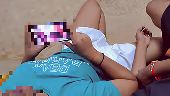 Desi Suman, Üvey Kardeşi Tarafından Porno Izlerken Yakalandı Ve Ona El Işi Yapıyor