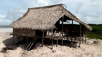 Zwei Verdorbene Paare Betreiben Lustvolle Handlungen Auf Einer Abgelegenen Insel In Einem Hausgemachten Bad Am Meer