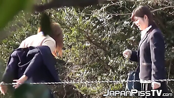 Versaute Japanische Teengirls Betreiben Outdoor-Pinkeln Und Bondage