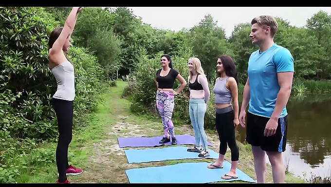 Eine Yoga-Session Führt Zu Einer Erektion