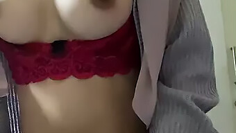 热辣的棕发少女sange Bugil展示她挺拔的乳房并自慰