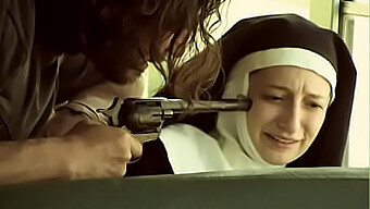 Blanke Religiöse Frauen Schwingen Mit Schusswaffen In 2010 Film