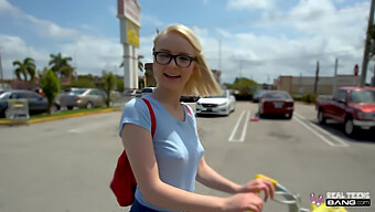 Alice, Une Petite Blonde Chaude, Se Fait Baiser Dans La Cuisine Lors D'Une Séance De Casting.