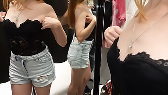 L'Ajustement Du Soutien-Gorge D'Un Ami Secret Mène À Une Rencontre Voyeuriste