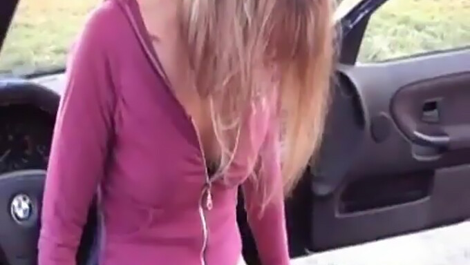 Chica Amateur Casera Se Pone Traviesa Con Los Engranajes De Un Coche