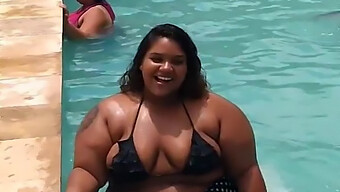 Une Belle Amatrice Aux Gros Seins Noirs Et Au Gros Cul Se Fait Mouiller Dans La Piscine